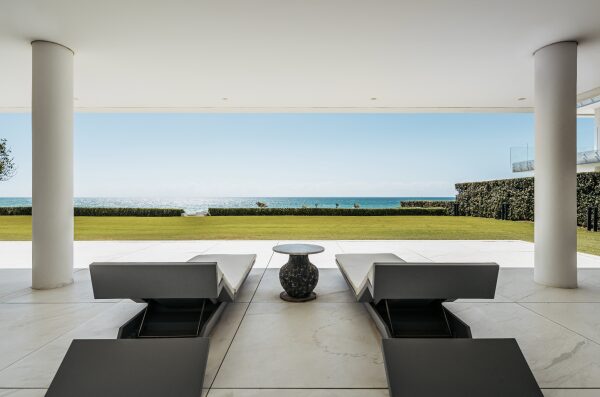 NEW OUTSTANDING MODERN LUXURY APARTMENT RIGHT ON SEA-FRONT, EMARE, ESTEPONA